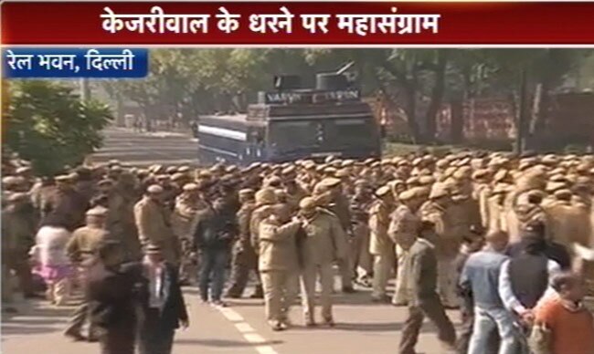 तस्‍वीरों में देखें केजरीवाल की धरना पॉलिटिक्‍स