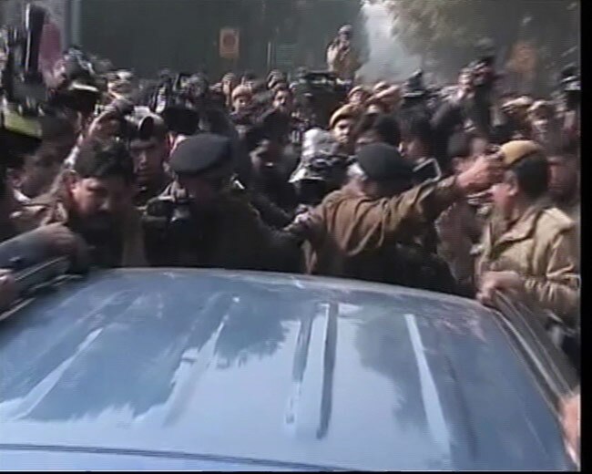 तस्‍वीरों में देखें केजरीवाल की धरना पॉलिटिक्‍स