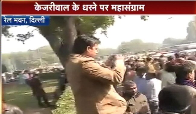 तस्‍वीरों में देखें केजरीवाल की धरना पॉलिटिक्‍स