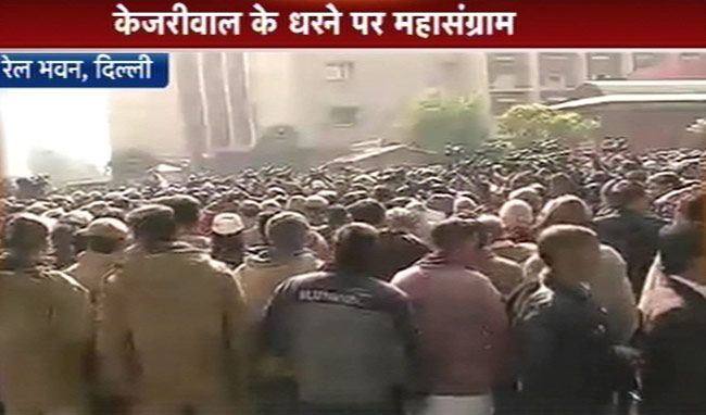 तस्‍वीरों में देखें केजरीवाल की धरना पॉलिटिक्‍स