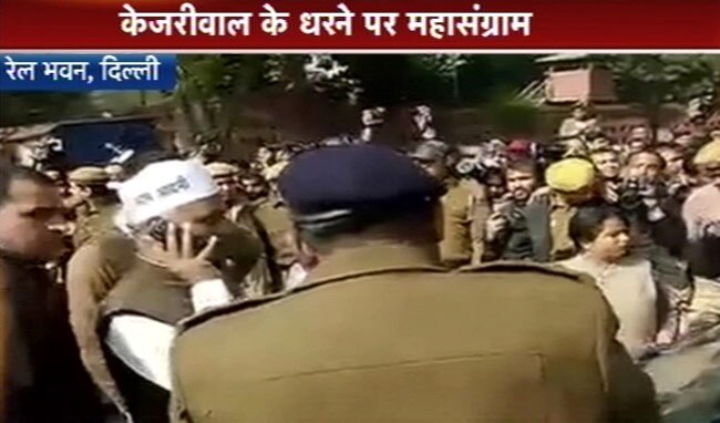 तस्‍वीरों में देखें केजरीवाल की धरना पॉलिटिक्‍स