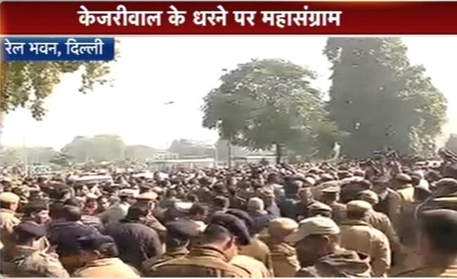 तस्‍वीरों में देखें केजरीवाल की धरना पॉलिटिक्‍स
