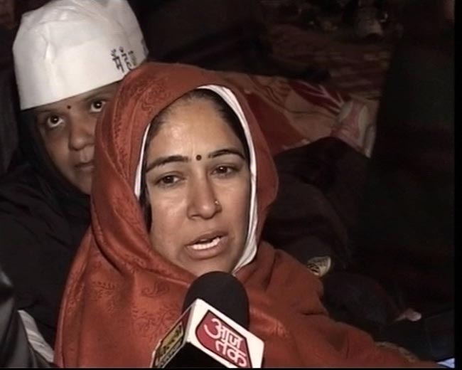 तस्‍वीरों में देखें कैसे सड़क पर गुजरी केजरीवाल की रात