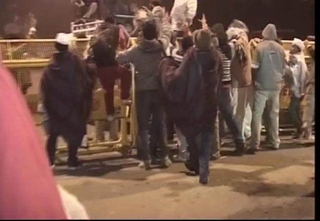 तस्‍वीरों में देखें कैसे सड़क पर गुजरी केजरीवाल की रात