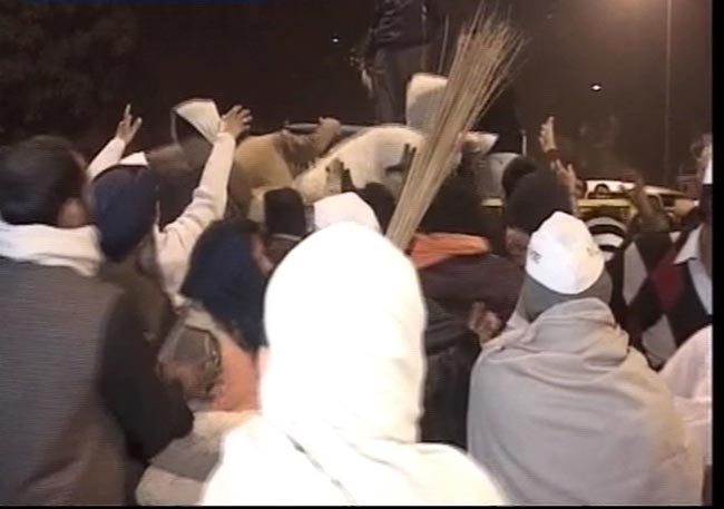 तस्‍वीरों में देखें कैसे सड़क पर गुजरी केजरीवाल की रात