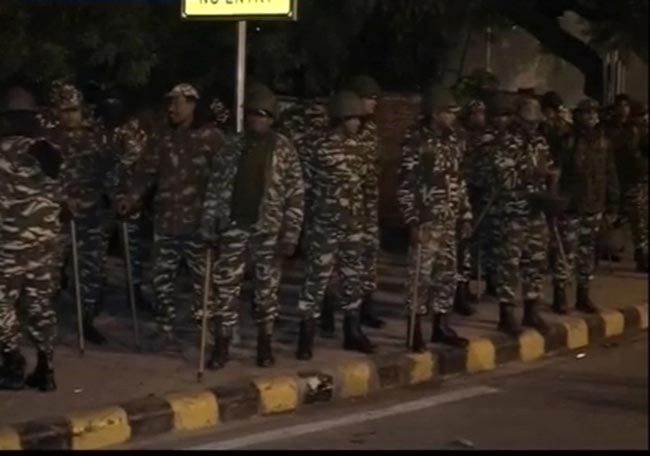 तस्‍वीरों में देखें कैसे सड़क पर गुजरी केजरीवाल की रात