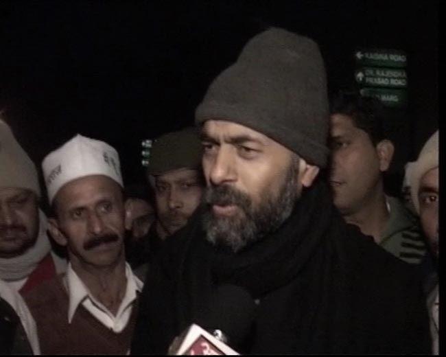 तस्‍वीरों में देखें कैसे सड़क पर गुजरी केजरीवाल की रात