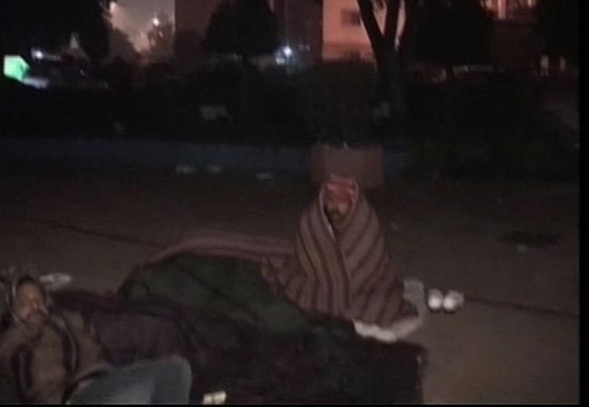 तस्‍वीरों में देखें कैसे सड़क पर गुजरी केजरीवाल की रात