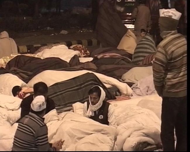 तस्‍वीरों में देखें कैसे सड़क पर गुजरी केजरीवाल की रात