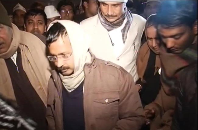 तस्‍वीरों में देखें कैसे सड़क पर गुजरी केजरीवाल की रात