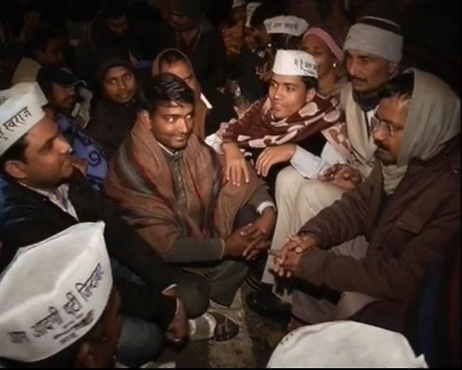 तस्‍वीरों में देखें कैसे सड़क पर गुजरी केजरीवाल की रात