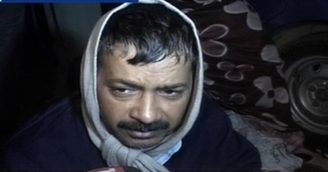 तस्‍वीरों में देखें कैसे सड़क पर गुजरी केजरीवाल की रात