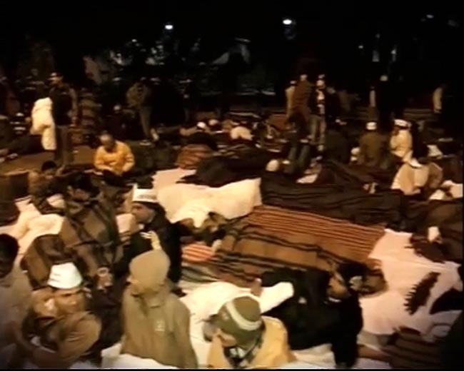 तस्‍वीरों में देखें कैसे सड़क पर गुजरी केजरीवाल की रात