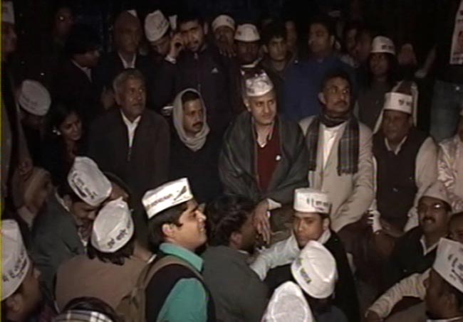 तस्‍वीरों में देखें कैसे सड़क पर गुजरी केजरीवाल की रात