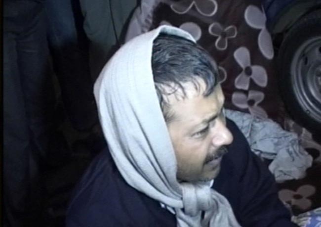 तस्‍वीरों में देखें कैसे सड़क पर गुजरी केजरीवाल की रात