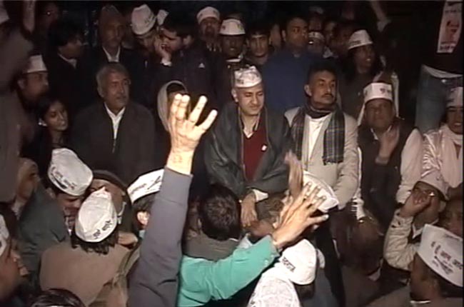 तस्‍वीरों में देखें कैसे सड़क पर गुजरी केजरीवाल की रात