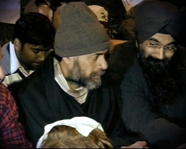 तस्‍वीरों में देखें कैसे सड़क पर गुजरी केजरीवाल की रात