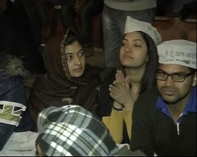 तस्‍वीरों में देखें कैसे सड़क पर गुजरी केजरीवाल की रात