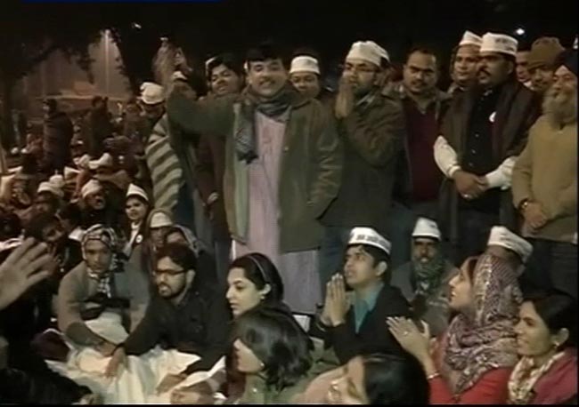 तस्‍वीरों में देखें कैसे सड़क पर गुजरी केजरीवाल की रात