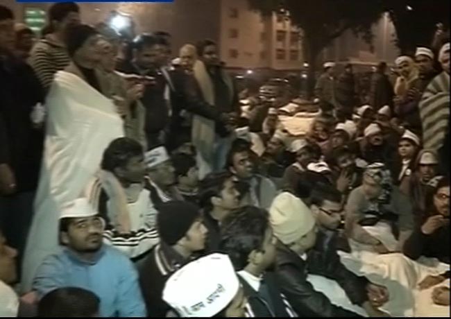 तस्‍वीरों में देखें कैसे सड़क पर गुजरी केजरीवाल की रात