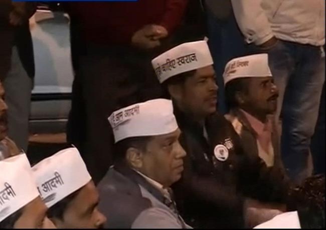 तस्‍वीरों में देखें कैसे सड़क पर गुजरी केजरीवाल की रात