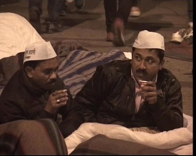 तस्‍वीरों में देखें कैसे सड़क पर गुजरी केजरीवाल की रात