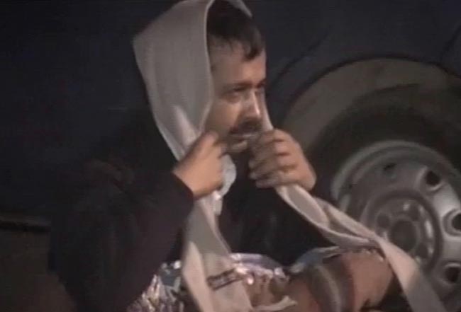 तस्‍वीरों में देखें कैसे सड़क पर गुजरी केजरीवाल की रात