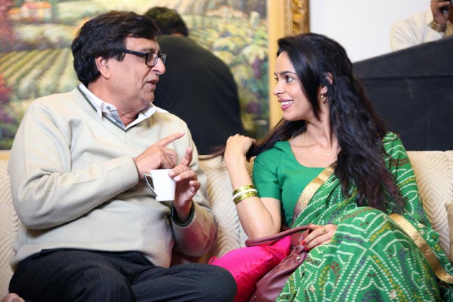 कॉन्ट्रोवर्सी में फंसी मल्लिका शेरावत की 'डर्टी पॉलिटिक्‍स'