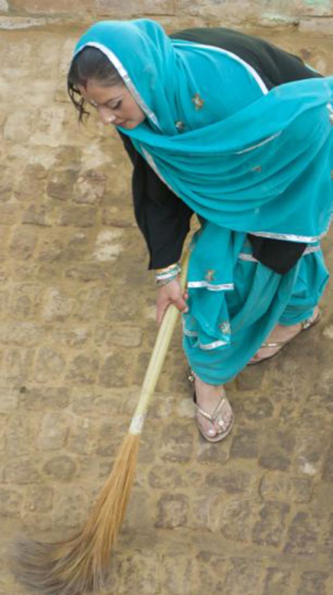 अमेरिका की पार्टी गर्ल भारत में धो रही है बर्तन