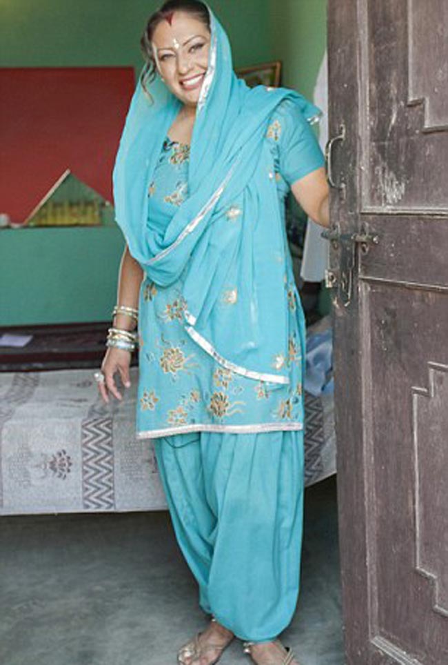 अमेरिका की पार्टी गर्ल भारत में धो रही है बर्तन