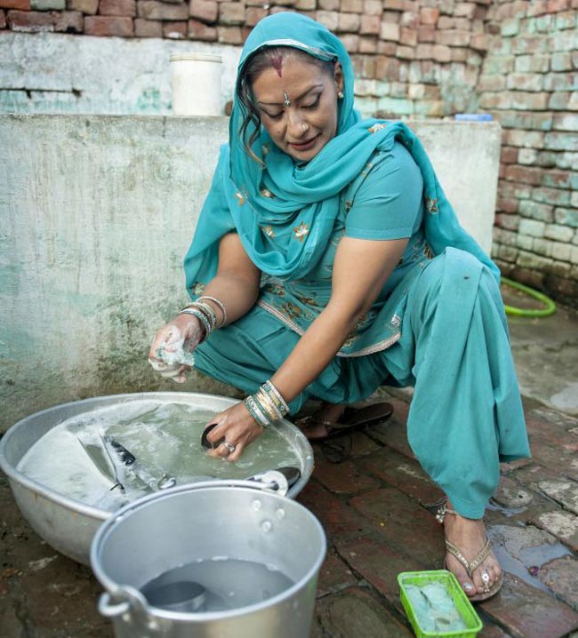 अमेरिका की पार्टी गर्ल भारत में धो रही है बर्तन