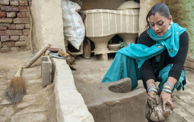 अमेरिका की पार्टी गर्ल भारत में धो रही है बर्तन