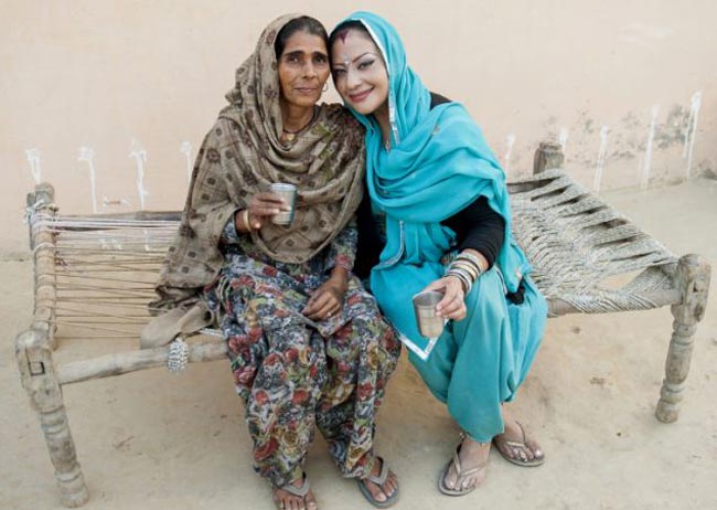 अमेरिका की पार्टी गर्ल भारत में धो रही है बर्तन