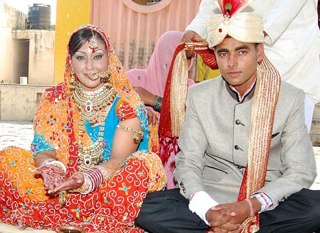 अमेरिका की पार्टी गर्ल भारत में धो रही है बर्तन