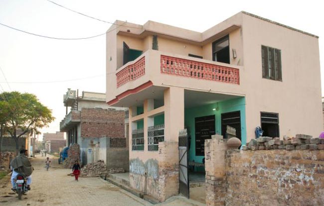 अमेरिका की पार्टी गर्ल भारत में धो रही है बर्तन