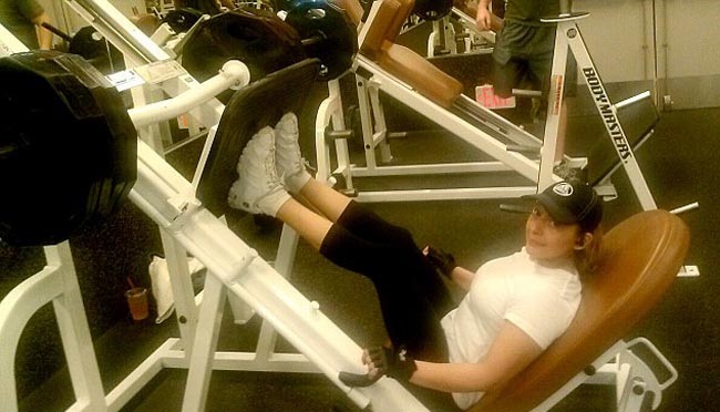 अमेरिका की पार्टी गर्ल भारत में धो रही है बर्तन