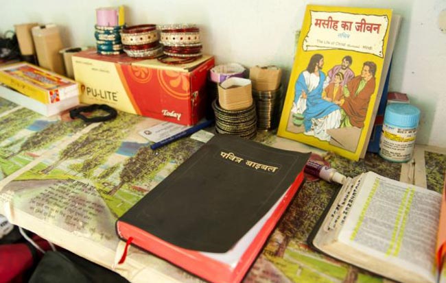 अमेरिका की पार्टी गर्ल भारत में धो रही है बर्तन