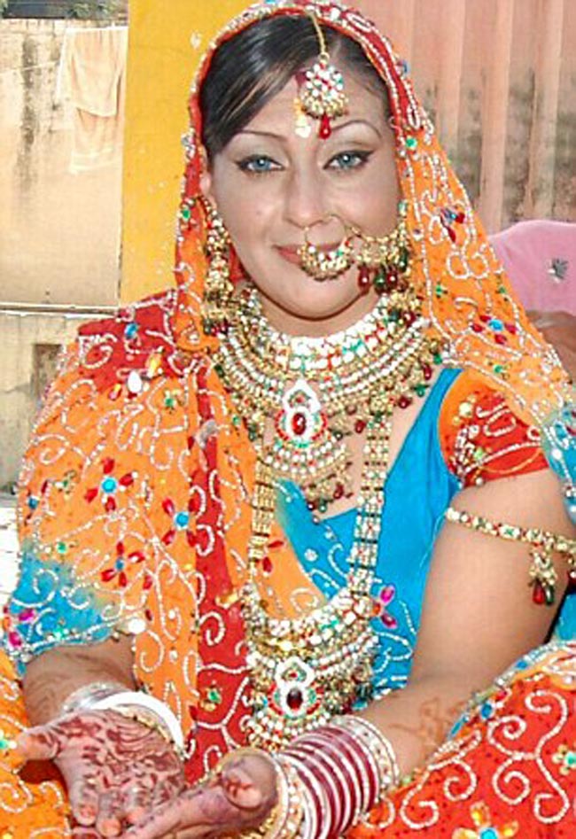 अमेरिका की पार्टी गर्ल भारत में धो रही है बर्तन