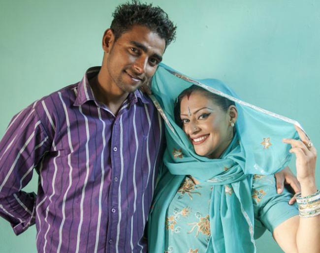 अमेरिका की पार्टी गर्ल भारत में धो रही है बर्तन