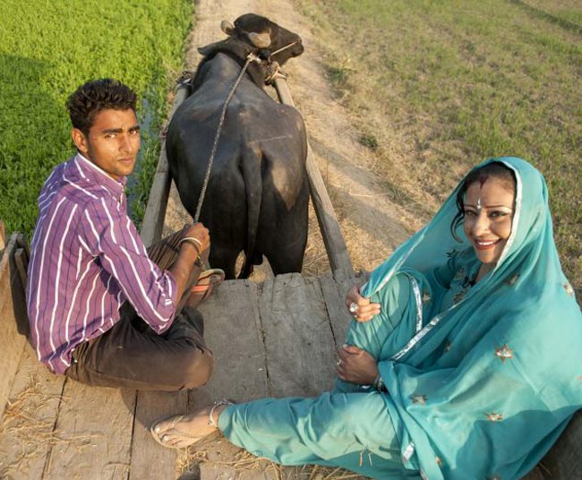 अमेरिका की पार्टी गर्ल भारत में धो रही है बर्तन
