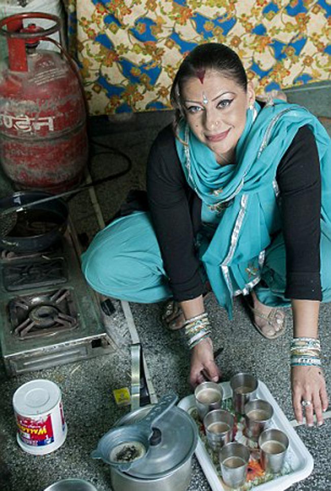 अमेरिका की पार्टी गर्ल भारत में धो रही है बर्तन