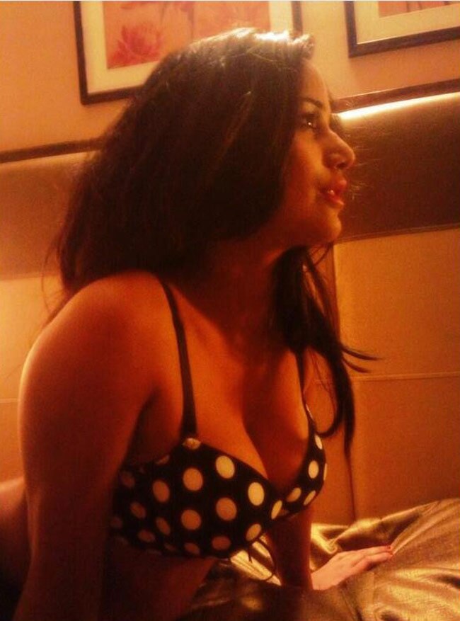 पूनम पांडे के साथ लीजिए शाम की चाय का लुत्‍फ