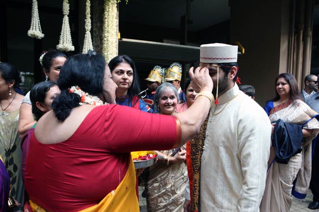 देखें, समीरा रेड्डी की संगीत, शादी और रिसेप्‍शन का पूरा एलबम