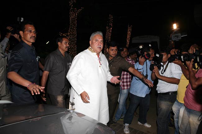 देखें, समीरा रेड्डी की संगीत, शादी और रिसेप्‍शन का पूरा एलबम