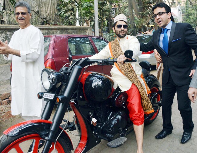 घोड़ी नहीं, बाइक पर चढ़कर आया समीरा रेड्डी का दूल्‍हा