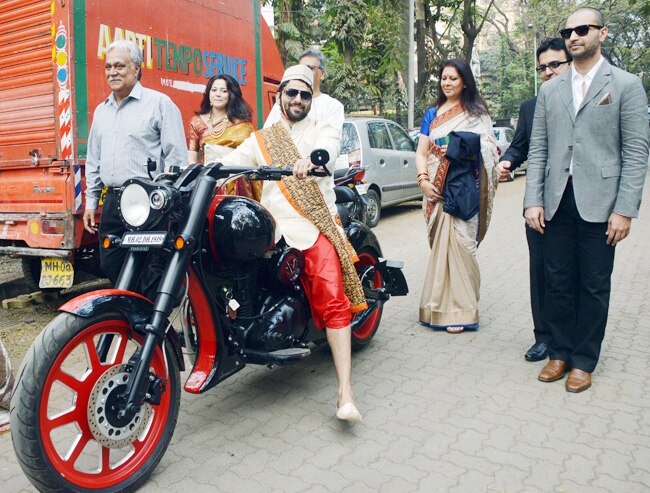 घोड़ी नहीं, बाइक पर चढ़कर आया समीरा रेड्डी का दूल्‍हा