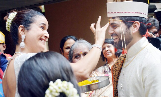 घोड़ी नहीं, बाइक पर चढ़कर आया समीरा रेड्डी का दूल्‍हा