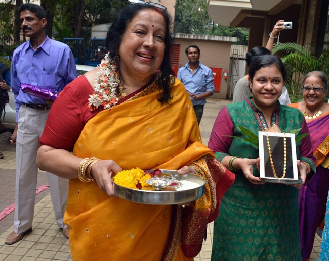 घोड़ी नहीं, बाइक पर चढ़कर आया समीरा रेड्डी का दूल्‍हा