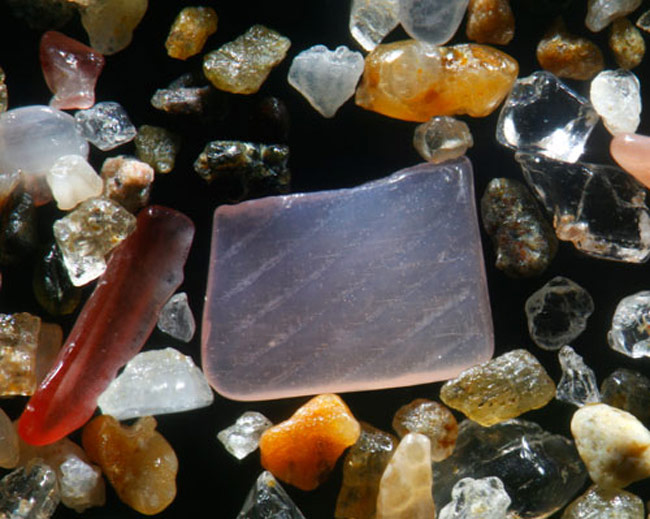 ये रेत के कण हैं या मनमोहक रत्‍नों के ढेर...