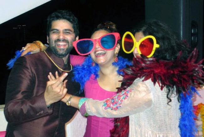 देखें, समीरा रेड्डी की संगीत, शादी और रिसेप्‍शन का पूरा एलबम